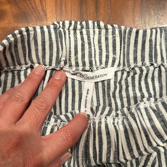 BCBG Black & White Striped Linen Shorts Size Small - Picture 3 of 6